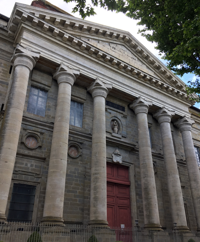 Grand facade of the Notre-Dame de la Daurade.