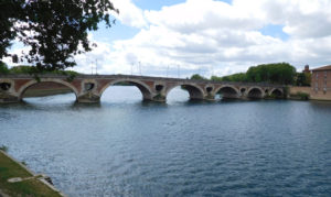 Pont Nuef bridge, built in the 16th century over the Garonne River.